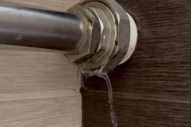 Вынуждены дежурить с тазами. Дом в Кудрово живет с водопадом и без тепла - видео