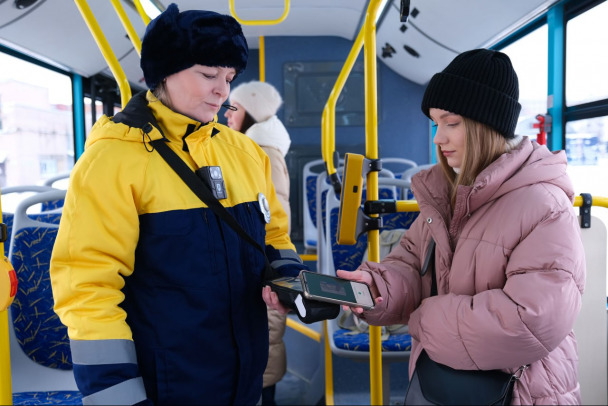 Еще месяц петербуржцам доступны скидки на проезд в наземном транспорте