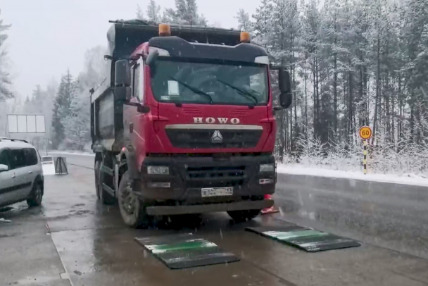 Вместо 20 тонн  90. У пострадавшего моста через Лугу грузовики не прошли проверку