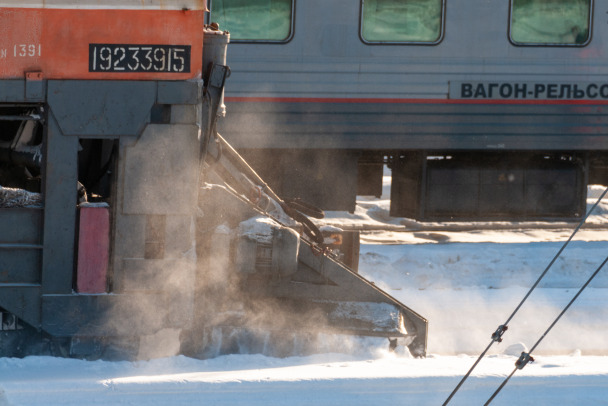 Тепловоз насмерть сбил мужчину на станции Удельная. Он шел на красный свет