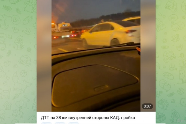 Один человек пострадал при массовом ДТП на КАД. Столкнулись три легковушки