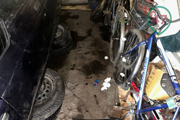 Появилось фото из гаража под Приморском, где нашли тела троих