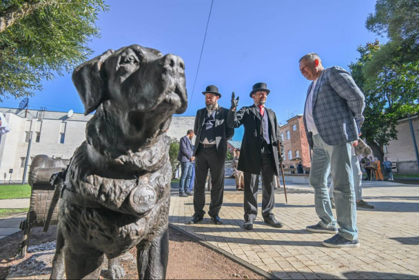 В Петербурге дизайнер отсудила 200 тысяч за скульптуры в Гатчине