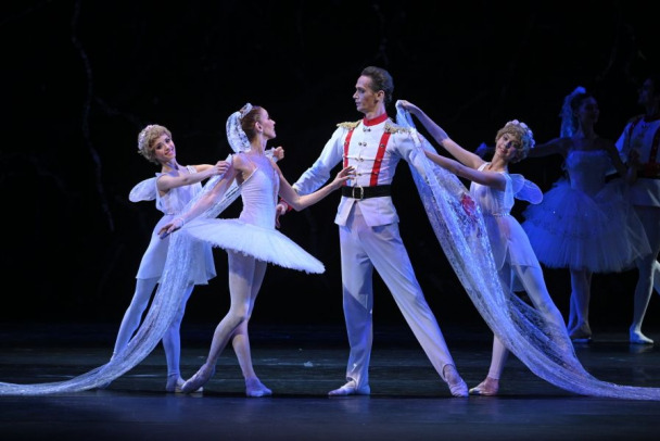 Распроданы билеты на первый блок Щелкунчика. На аукционе четыре места стоили больше полумиллиона