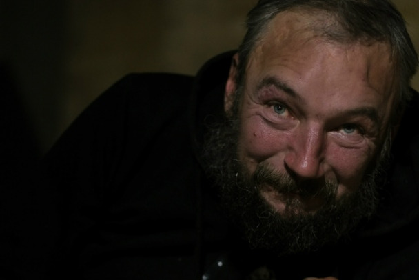 От одежды до еды. Ночлежка собирает новогодние подарки для бездомных в Петербурге и Москве