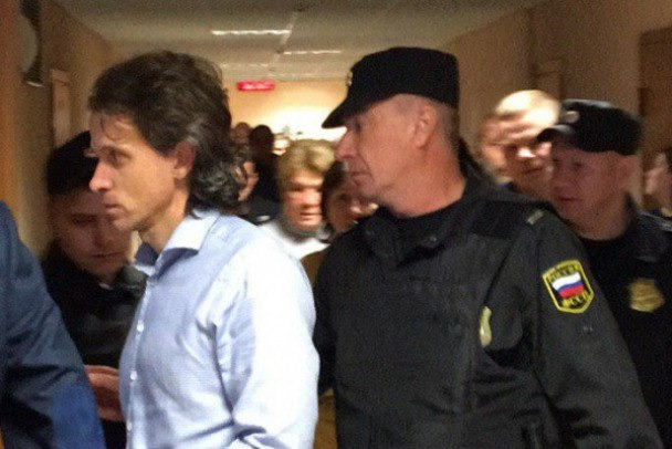 Экс-глава холдинга Норманн Смирнов приговорён к колонии, но освобождён в зале суда