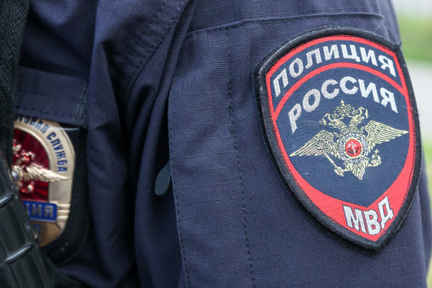 Охранник ТЦ в Петербурге подрабатывал курьером у мошенников