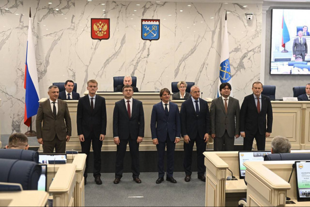 Улетел и обещал назначить. Губернатор Ленобласти выбрал ещё двоих председателей