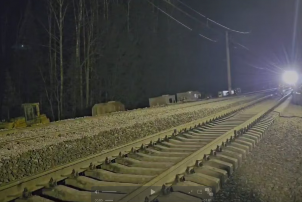 В Тайцах мужчина не слышал гудки приблизившейся электрички. Но выжил