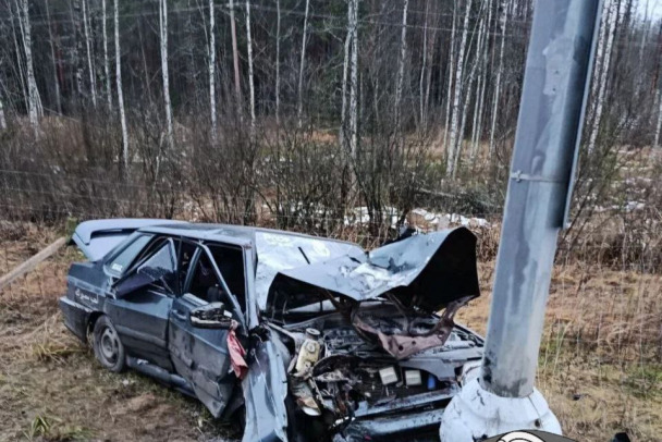 ВАЗ разбился всмятку, влетев в столб освещения на Коле. Есть пострадавшие - фото