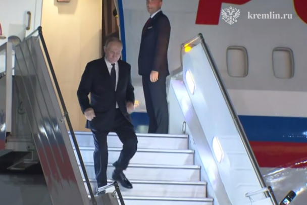 Путин прилетел в Индию. В аэропорту для него станцевали