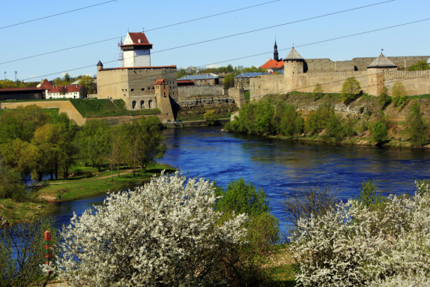 Эстонский катер заплыл на 16 метров в российские воды на реке Нарва