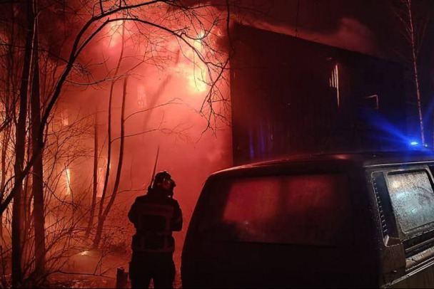 В деревне Слободка огонь охватил общежитие на 300 квадратах. Эвакуированы три десятка человек