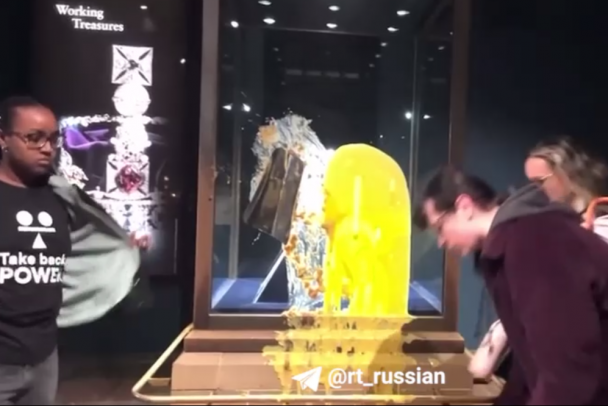 Тауэр временно закрыли из-за сладкого протеста. В корону прилетел пирог