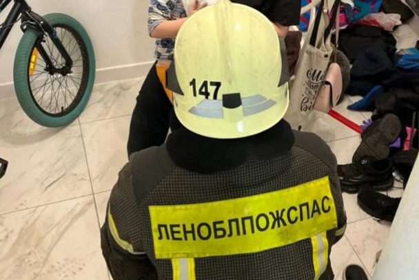 В Буграх палец двухлетней девочки зажевала цепь велосипеда. Железо резали спасатели