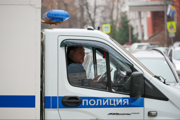 Подростки с дубинками, пистолетами, ножом и баллонами оказались в полиции Петербурга за брань