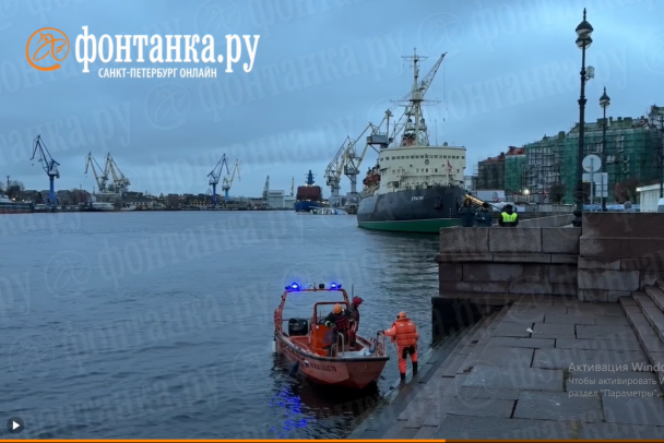 И ледокол не остановил. Автомобиль пробил ограду Университетской набережной и улетел в Неву