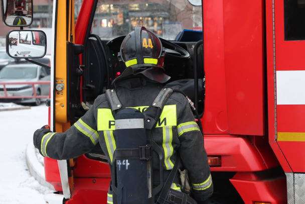 Из горевшего дома в Тосно спасли десяток взрослых и ребенка