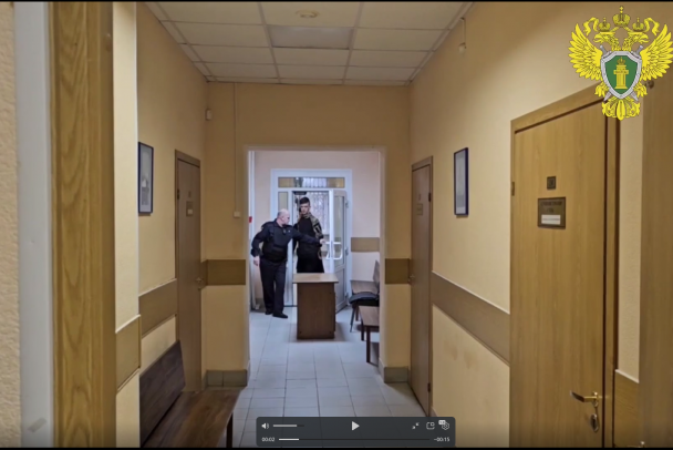 Молодой, с модной стрижкой. В Сланцах арестован отчим, избивавший годовалую и двухлетнюю девочек