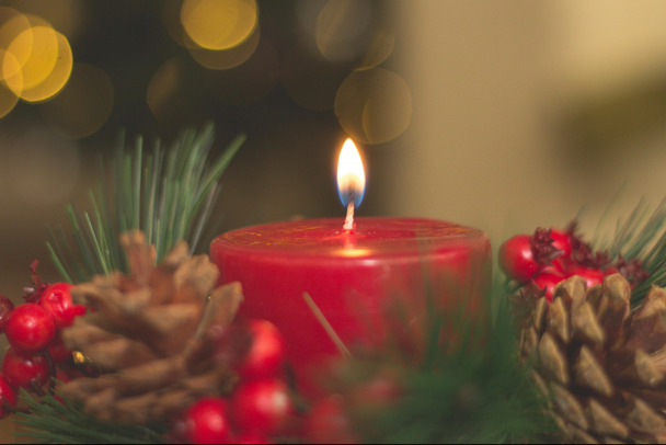 Идеи, которые помогут украсить к Новому году маленькую студию