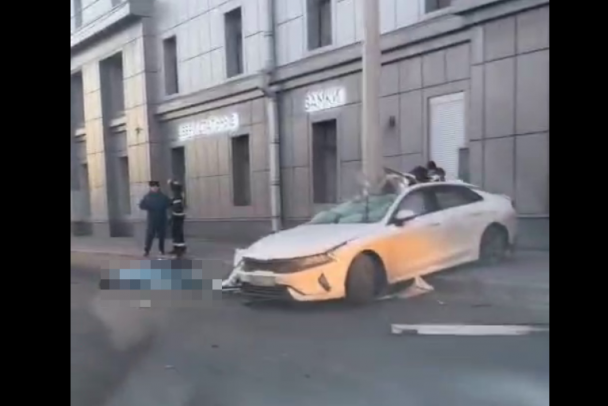 В Петербурге Kia влетела в столб. Погиб водитель, в больнице пассажирка