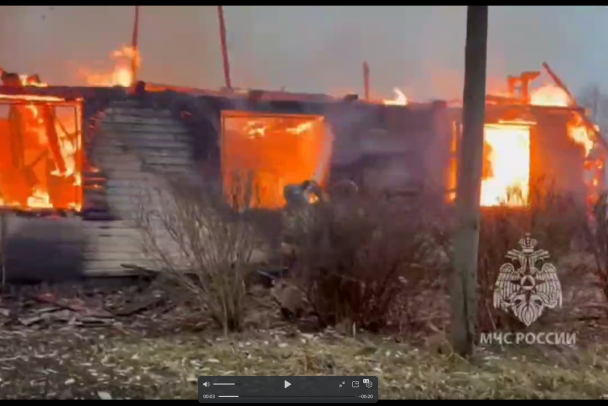 Под Гатчиной горел рехаб, из огня спаслись шестеро - видео