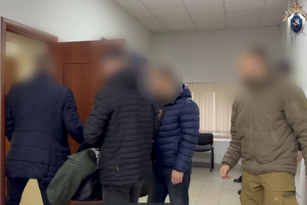 В Кингисеппе нашли в кустах мужчину, задушенного ремнем. Подозреваемого вычислили по перчатке