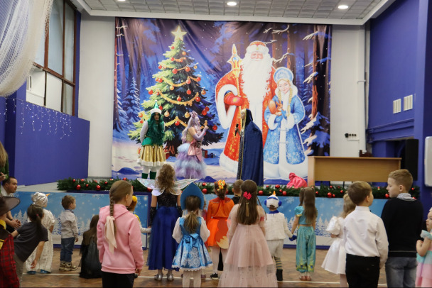 Дед Мороз, Снегурочка и Bагоша радуют детей работников ТBСЗ