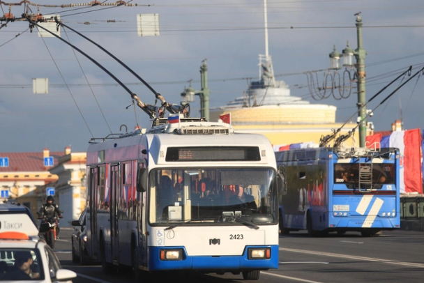 Праздничные перекрытия в центре Петербурга отправят транспорт в обход Невского