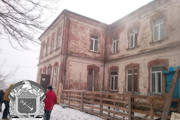 Под Лугой загорелась старинная больница, где шел ремонт. Говорят, виноваты баллоны со строительной пеной