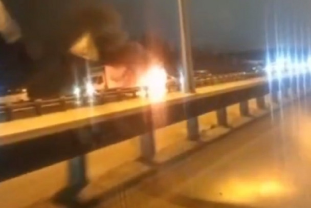 Легковушка превратилась в факел на КАД у Меги Парнас в Петербурге