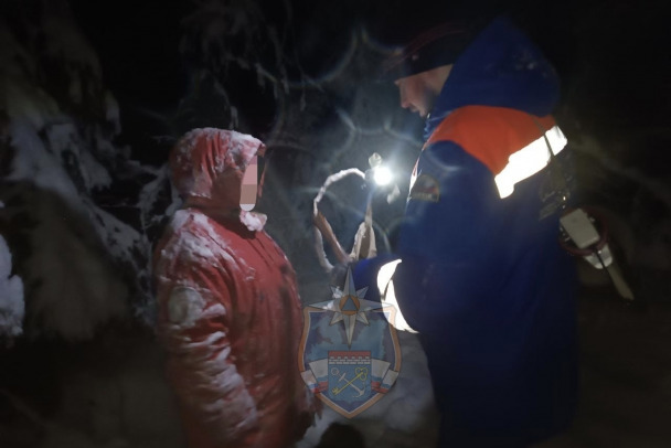 В Кировском районе женщина несколько часов блуждала в лесу. Ее нашли всю в снегу