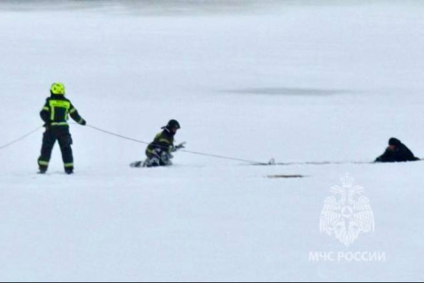 Как спасали из-подо льда Волхова провалившихся жителя и полицейского, приехавшего по его душу