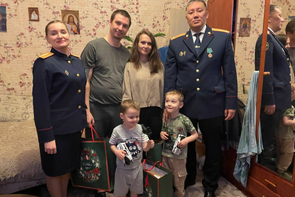 Машинки от СК. В Сосновом Бору и Всеволожске детей поздравили Деды Морозы в погонах