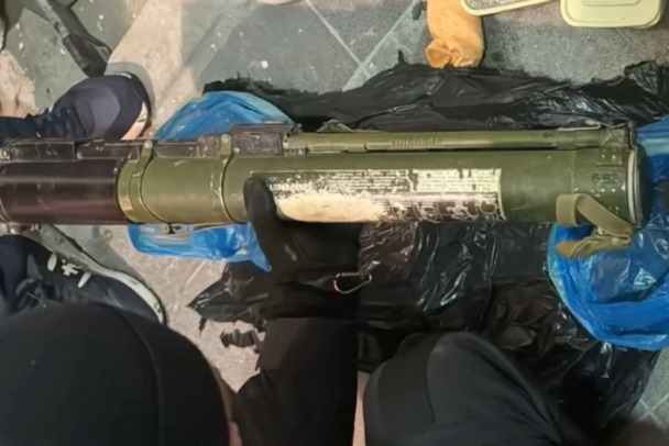 Тайник для ОПГ депутатов. В Петербурге вскрыли стену с арсеналом убийства из нулевых