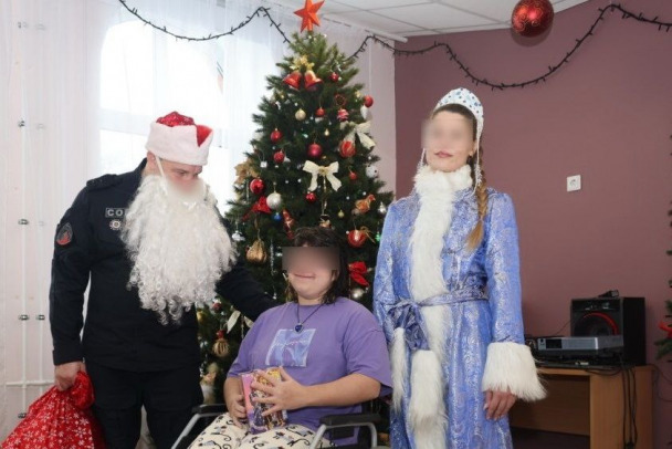 Хоспис и реабилитационный центр. Следователи и сотрудники Росгвардии поздравили детей в Ленобласти с Новым годом