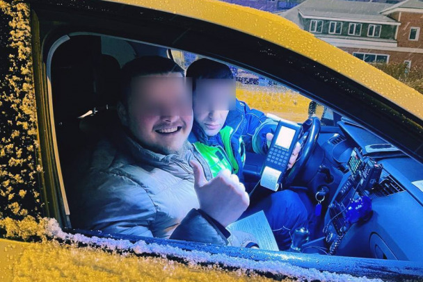 Водителя “Аудио” навеселе остановили на дороге в Ивангороде. Новость о штрафе он воспринял позитивно