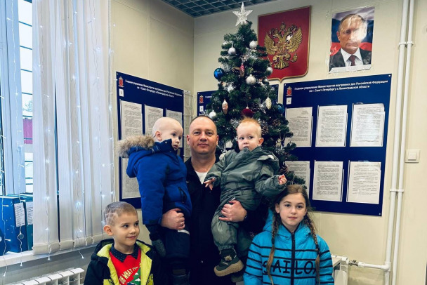 Начальник полиции Волосовского района стал Дедом Морозом для детей коллег