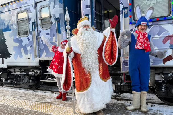 Поезд Деда Мороза мчится прямиком в Петербург. Его встретят в Петергофе 6 и 7 января