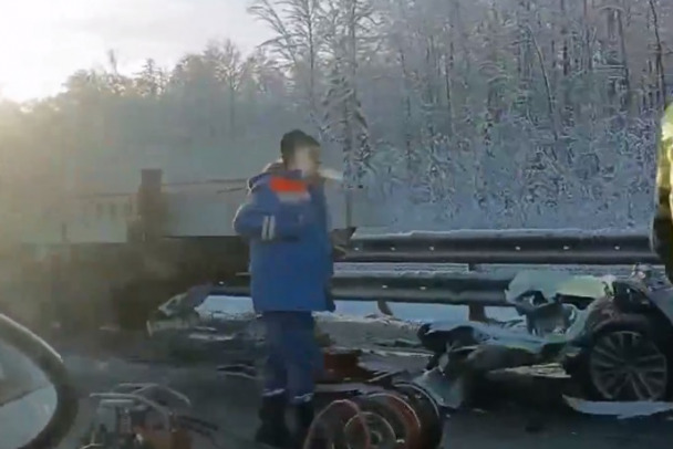 Шесть машин, трое пострадавших. Аварии закупорили М-11 Нева