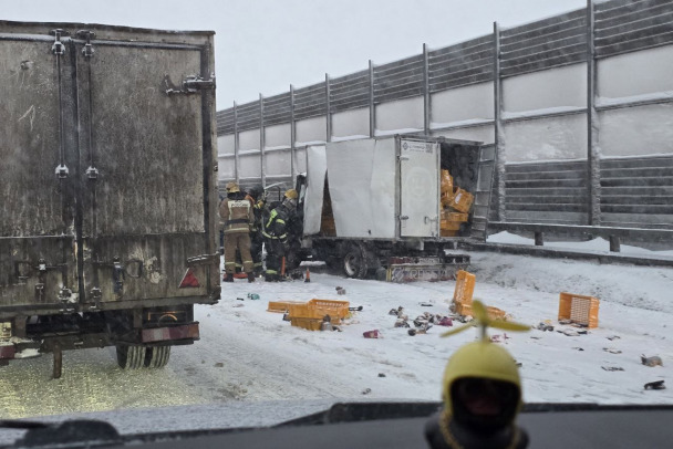 Водителя деблокировали из Газели после аварии на севере КАД