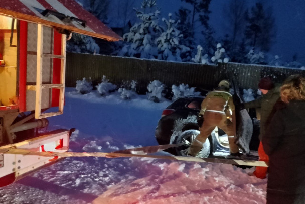 В Елизаветинке легковушка улетела с трассы в снежный кювет. Вытаскивали четверых