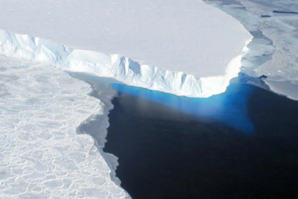В Антарктиде начал таять гигантский ледник. Это поднимет уровень мирового океана, Петербург затопит