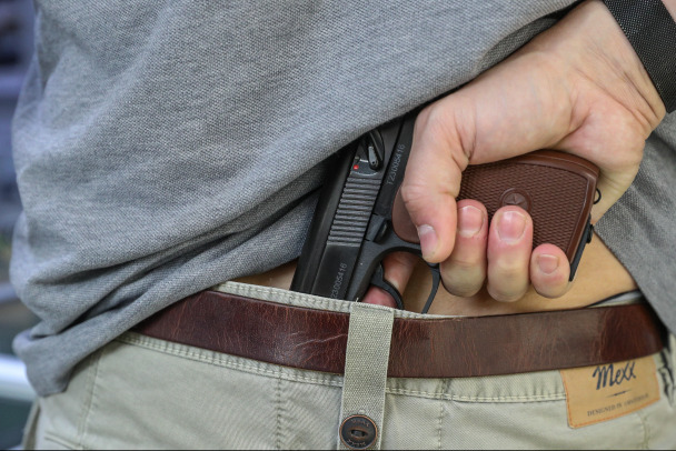 В баре Тихвина в руках дебошира оказался потерянный пистолет