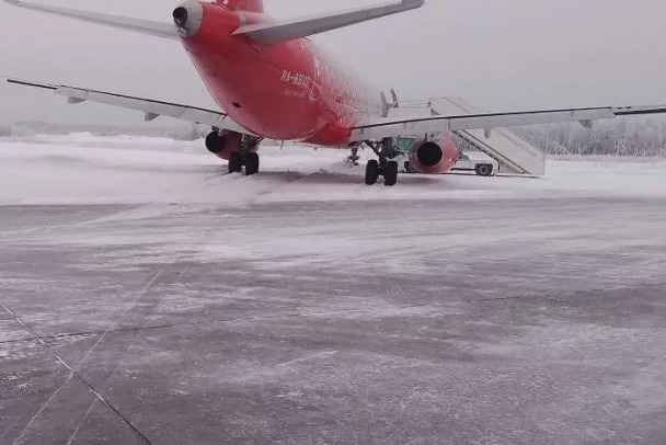 Самолет из Петербурга выкатился за полосу в Архангельске