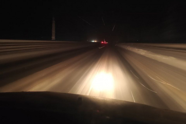 Вместе с электричеством в домах Новгородской области пропало освещение на М-11 Нева