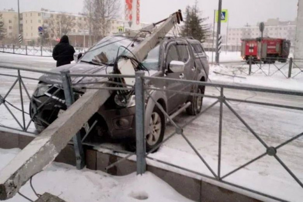 Водитель иномарки в Светогорске мог скончаться до падения столба