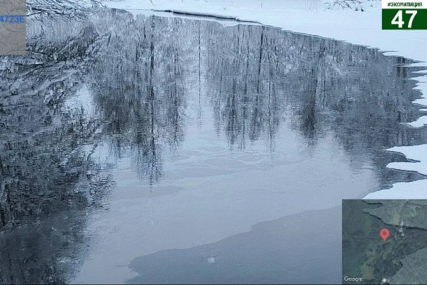 Запах, как на нефтебазе. Пятна с разводами видели в реке у Лемболово, реагируют МЧС и экомилиция