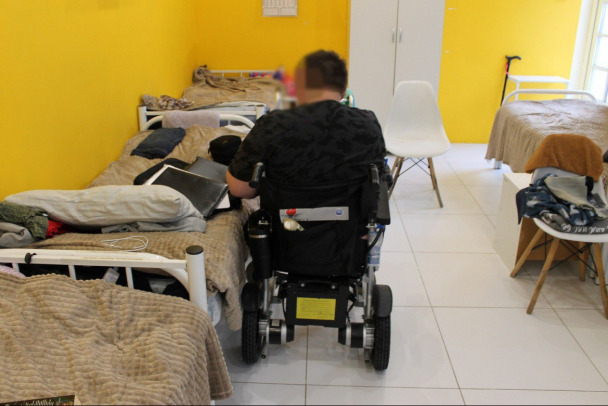 Две войны, одна койка, план  жить. Куда теперь держишь путь, боец СВО без ног в пансионате для пожилых