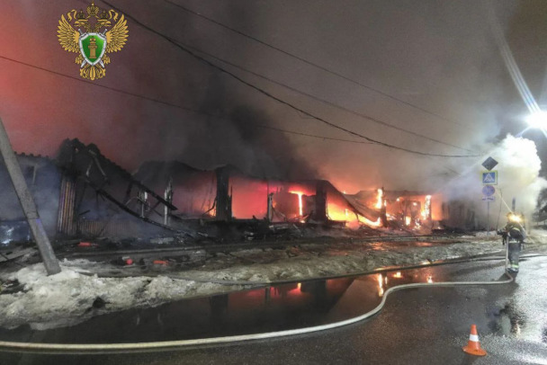 Вспыхнувший торговый павильон в Кудрово потушили